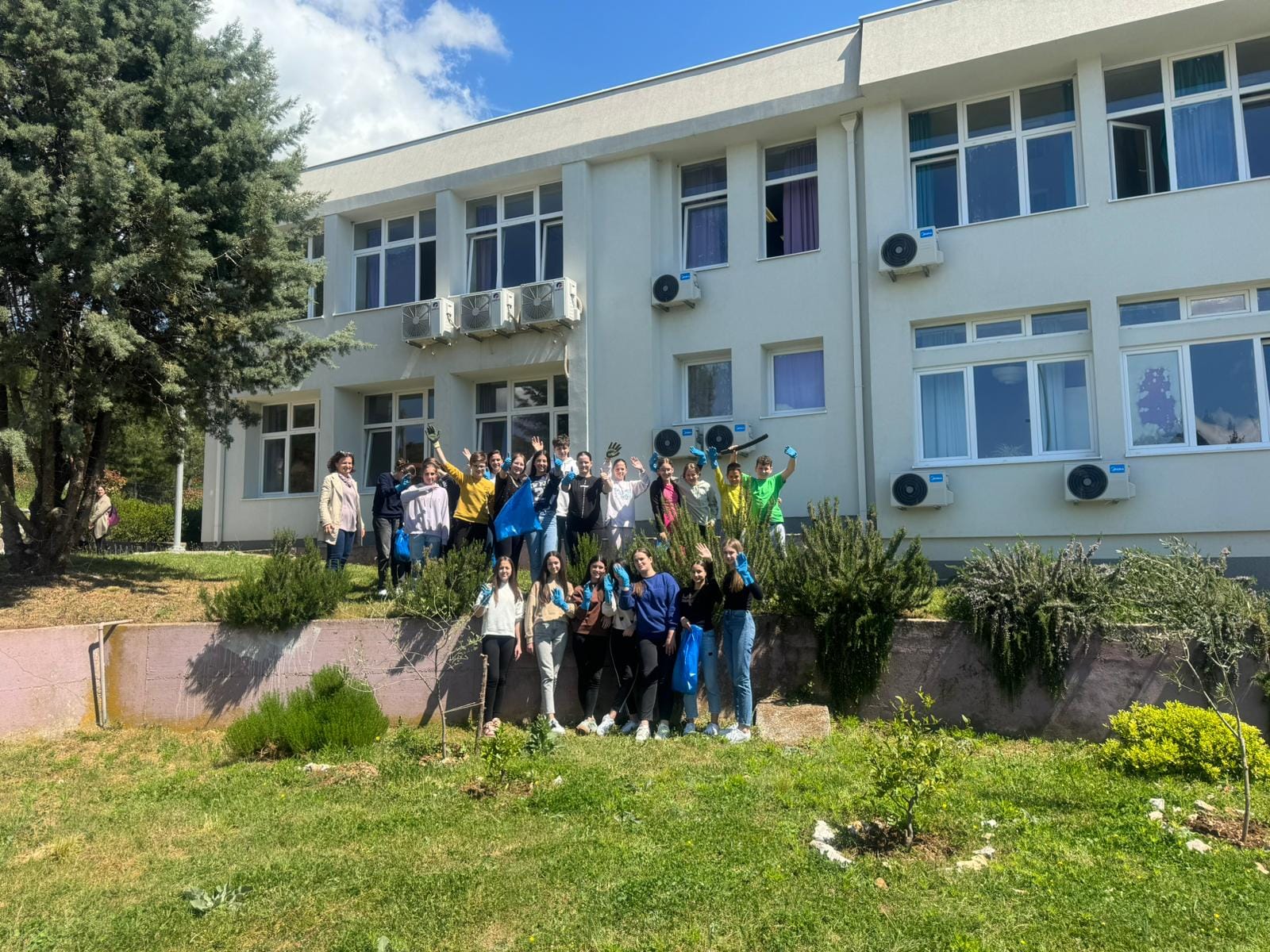 FOTO: Osnovna škola Kardinala Stepinca eko-akcijom obilježila Dan planeta Zemlje