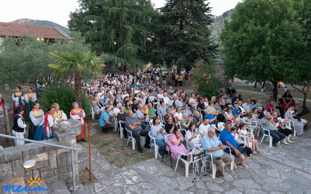 FOTO| Hutovo zasjalo u svjetlu Ivanjskih krijesova- večer tradicije i zajedništva