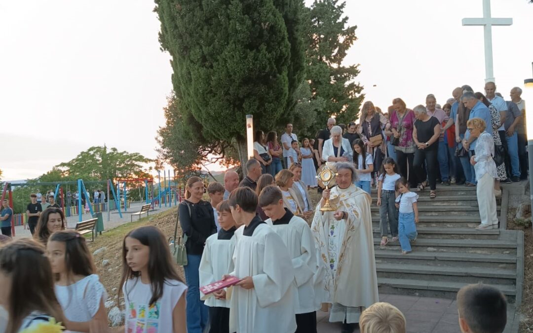 Svečano proslavljeno Tijelovo u Neumu: Brojni vjernici sudjelovali u misi i procesiji